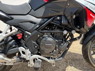 Benelli TRK 251 Negra con Baúl