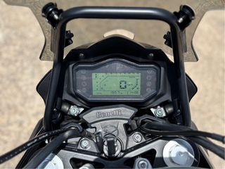 Benelli TRK 251 Negra con Baúl