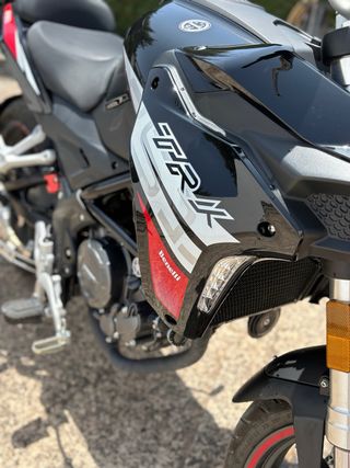 Benelli TRK 251 Negra con Baúl