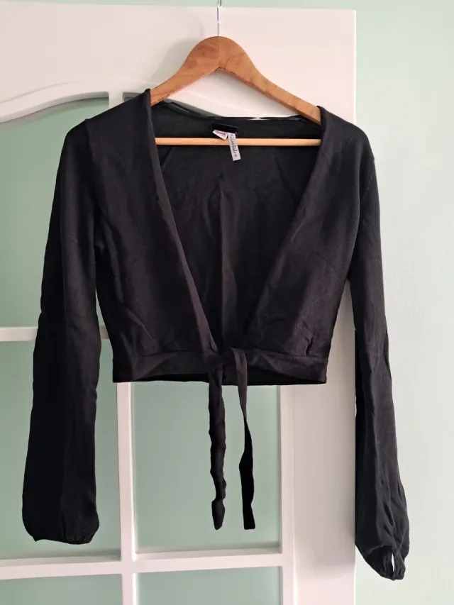 Rebeca corta negra con lazo