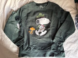 Sudadera Zara Snoopy y Woodstock verde