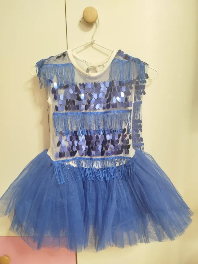 Disfraz azul con lentejuelas y tul