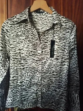 Camisa entallada "animal print"