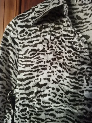 Camisa entallada "animal print"