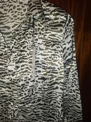 Camisa entallada "animal print"