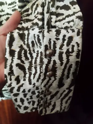 Camisa entallada "animal print"