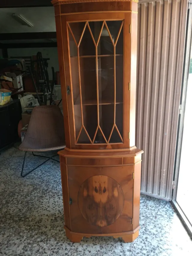 Mueble de esquina de madera y cristal