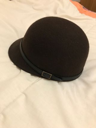 Sombrero de fieltro con visera