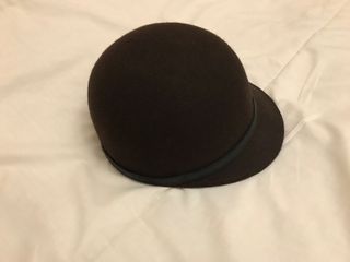 Sombrero de fieltro con visera