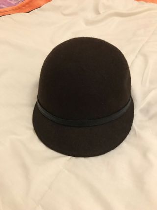 Sombrero de fieltro con visera