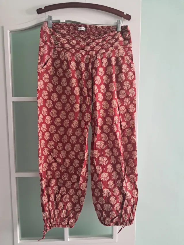 Pantalón estampado granate