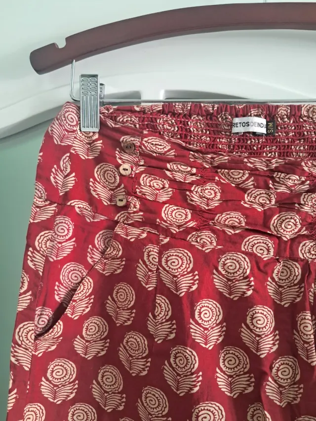 Pantalón estampado granate