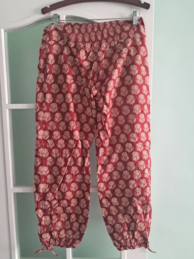 Pantalón estampado granate