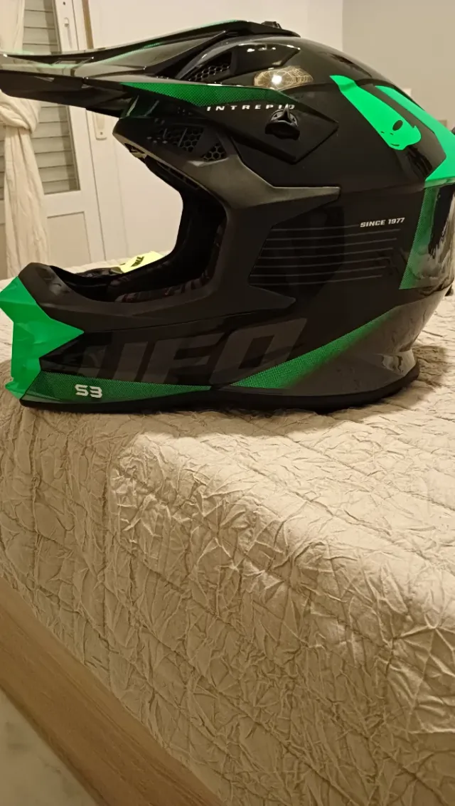 Casco Motocross UFO Negro y Verde.