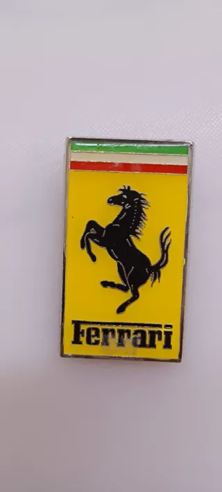 CHAPA INSIGNIA FERRARI