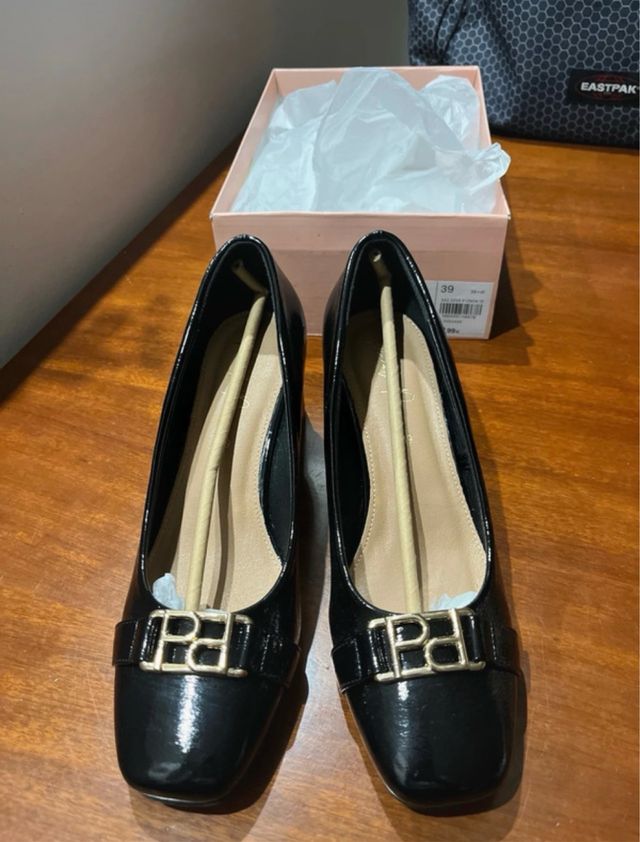 Tacones negros charol hebilla dorada talla 39