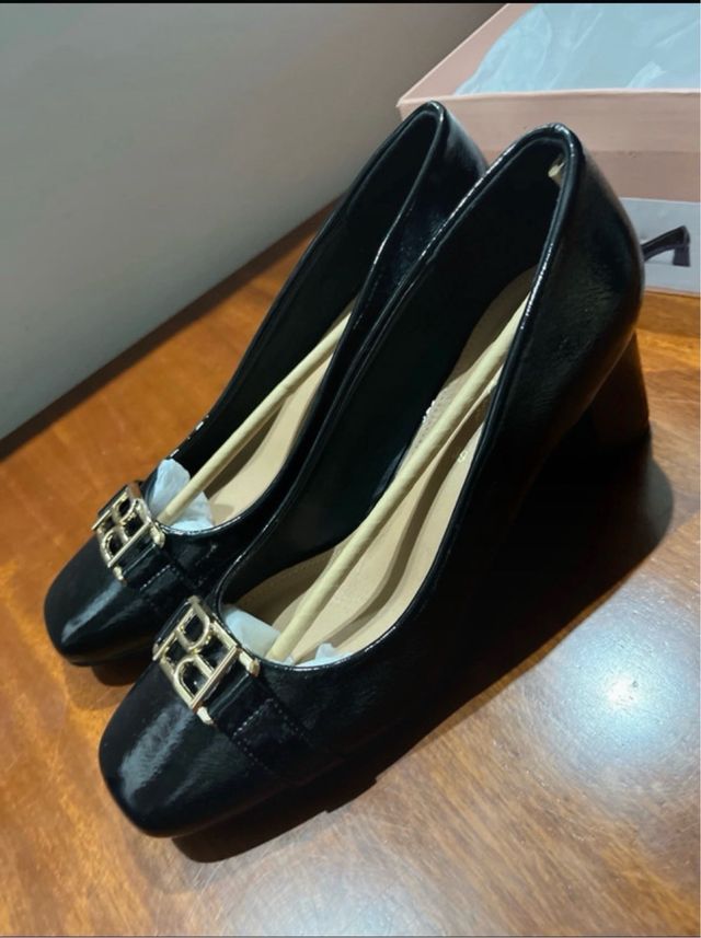 Tacones negros charol hebilla dorada talla 39