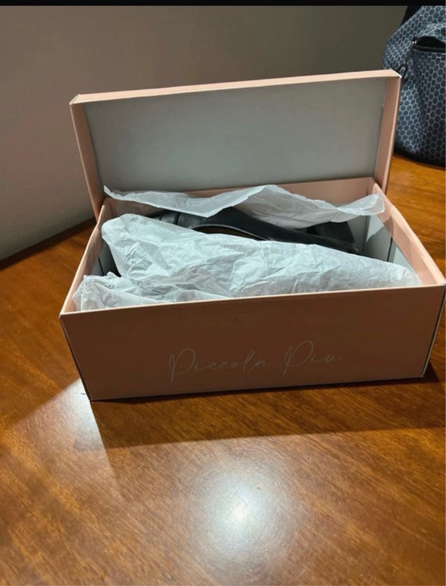 Tacones negros charol hebilla dorada talla 39