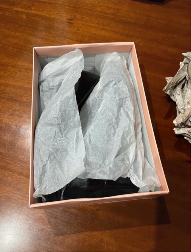 Tacones negros charol hebilla dorada talla 39