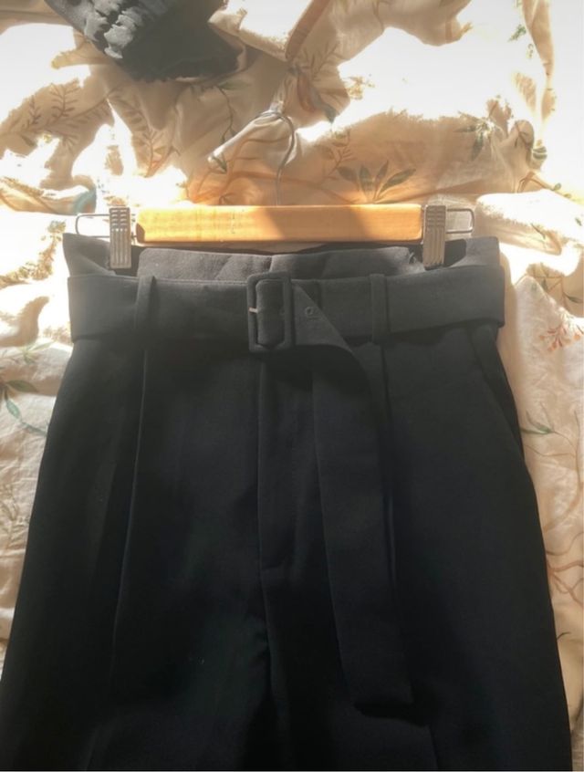 Pantalón negro Mango con cinturón