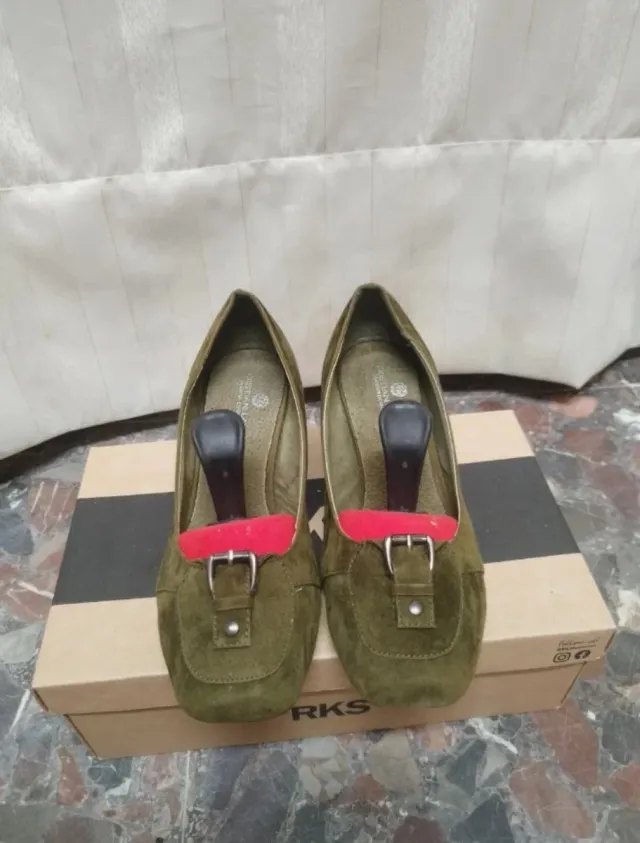 Zapatos tacón bajo Cristian Lay verde