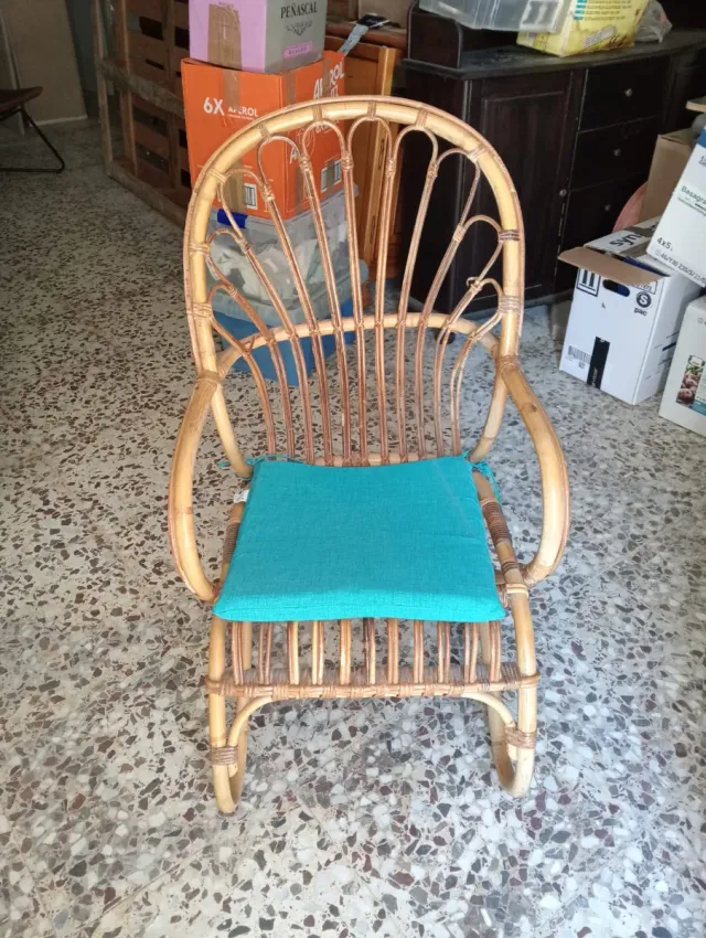 Sillón de mimbre con cojín
