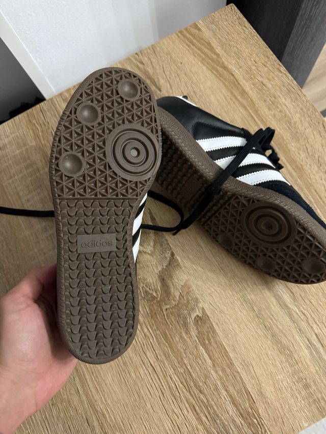 Zapatillas Adidas Negras y Blancas