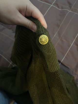 Jersey verde cuello alto trenzado