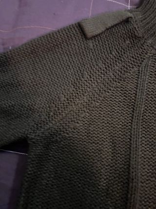 Jersey verde cuello alto trenzado