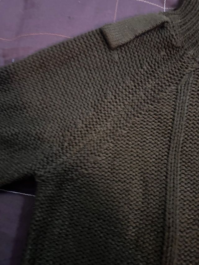 Jersey verde cuello alto trenzado