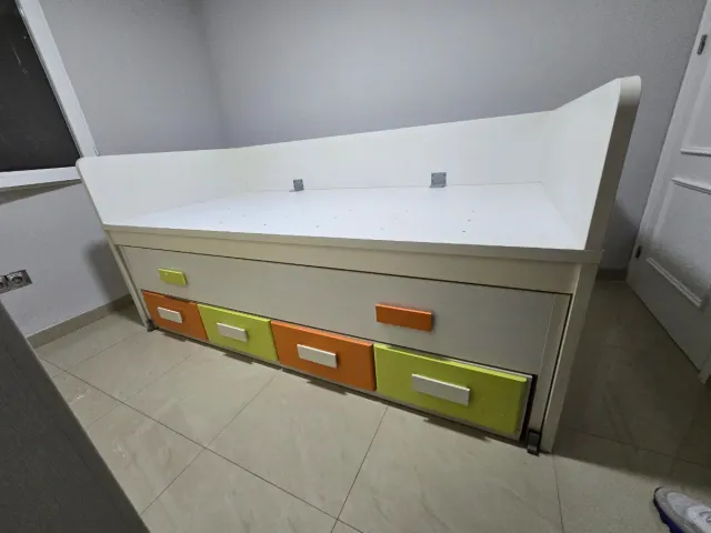 Cama nido con 2 cajones y estantes