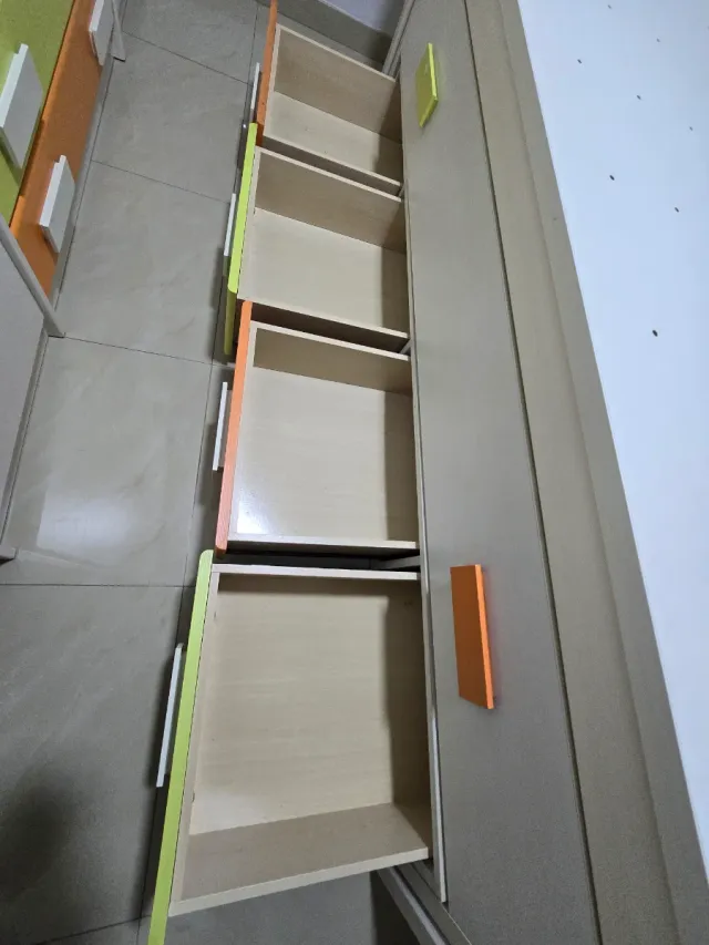 Cama nido con 2 cajones y estantes