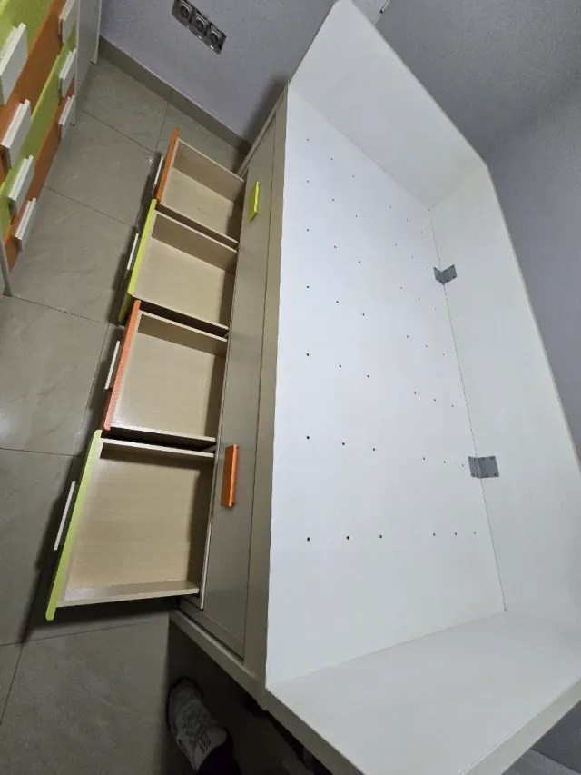 Cama nido con 2 cajones y estantes