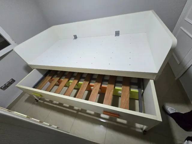 Cama nido con 2 cajones y estantes