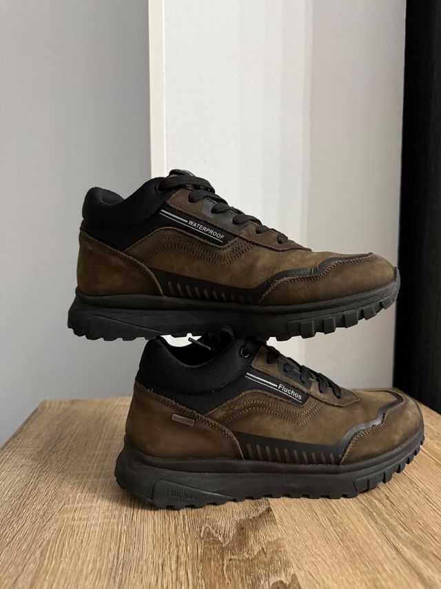 Zapatillas Fluchos Marrones y Negras Impermeables