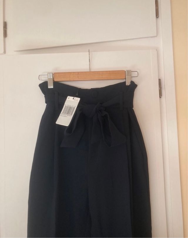 Pantalón azul marino con cinturón