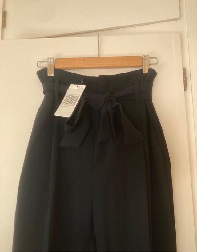 Pantalón azul marino con cinturón