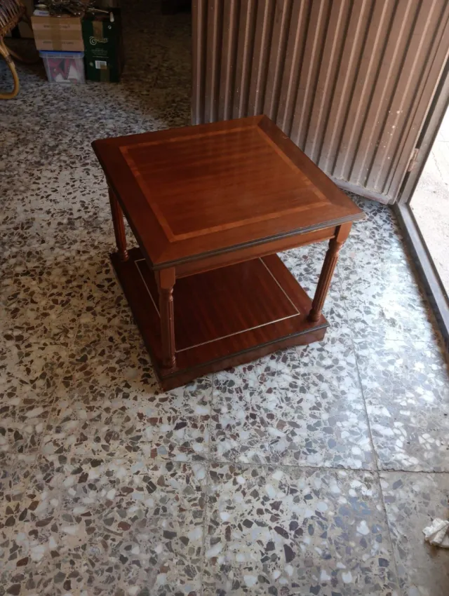 Mesa auxiliar de madera oscura