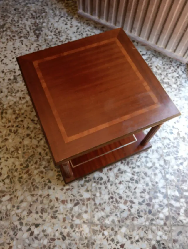 Mesa auxiliar de madera oscura