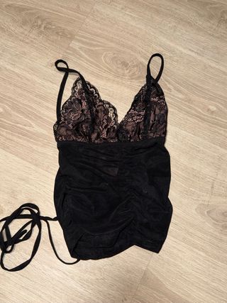 Top negro con encaje rosa