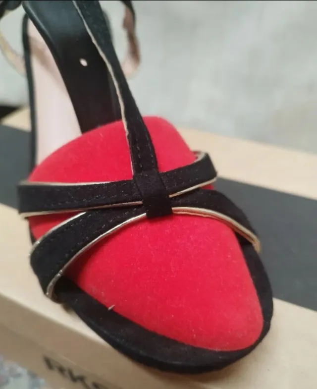 Tacones Kylie Negros y dorados