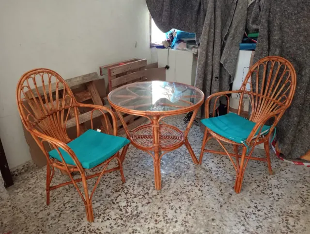 Mesa y 2 sillas de ratán con tapa de cristal