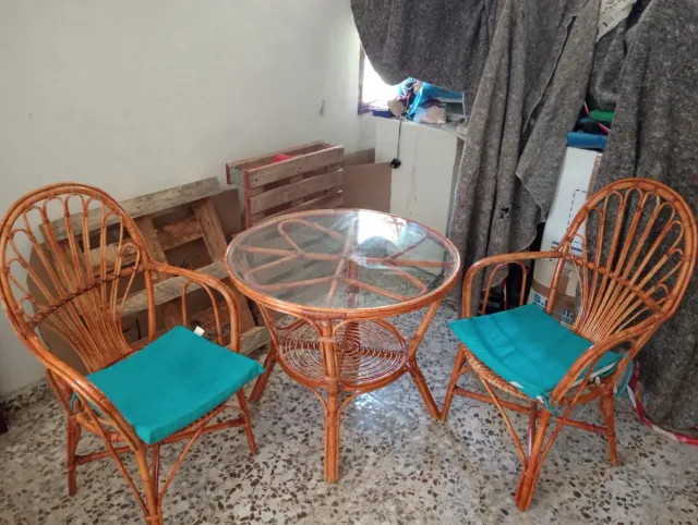 Mesa y 2 sillas de ratán con tapa de cristal