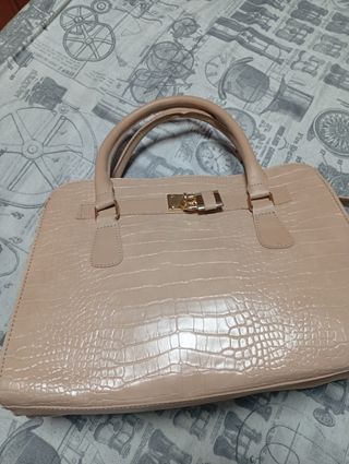 Bolso elegante beige con detalles dorados