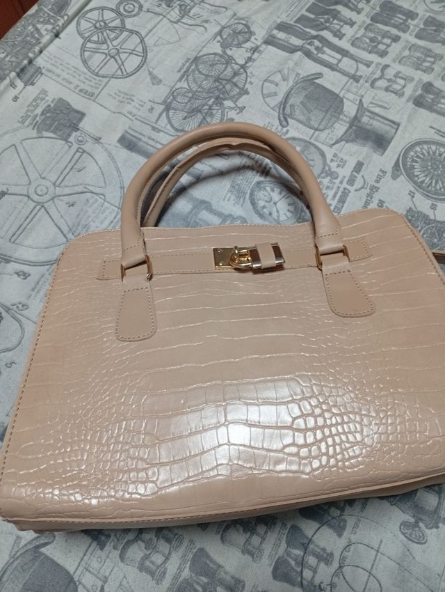 Bolso elegante beige con detalles dorados