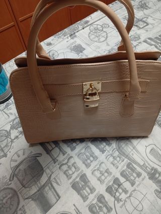 Bolso elegante beige con detalles dorados
