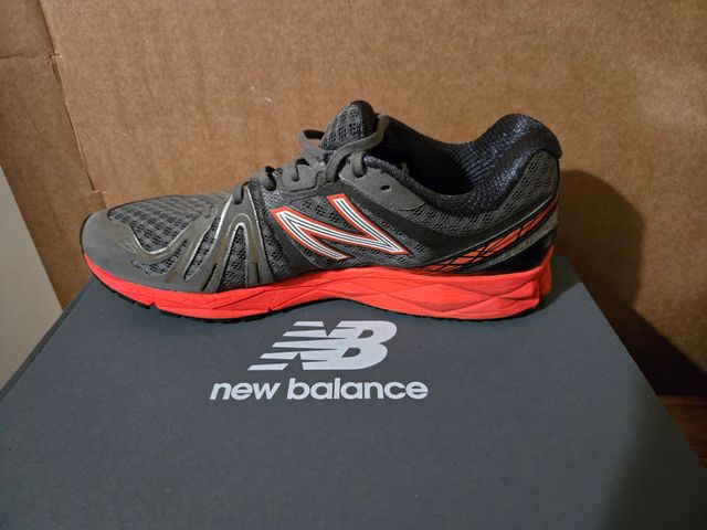 Zapatillas New Balance grises y rojas poco uso