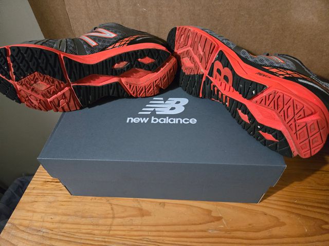 Zapatillas New Balance grises y rojas poco uso