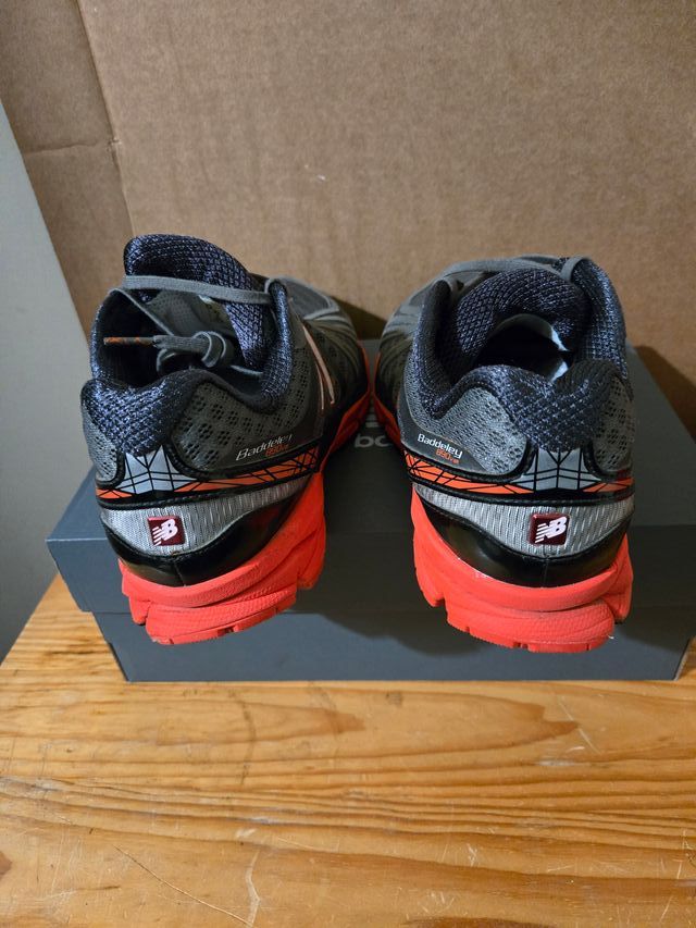 Zapatillas New Balance grises y rojas poco uso