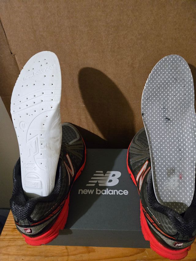 Zapatillas New Balance grises y rojas poco uso